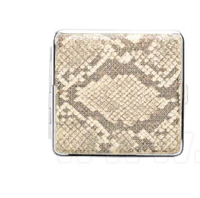 Papierośnica Metalowa Pokryta Skórą z Wzorem Skóry Węża Złota