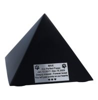 Mała drewniana urna w kształcie piramidy  / Plakietka