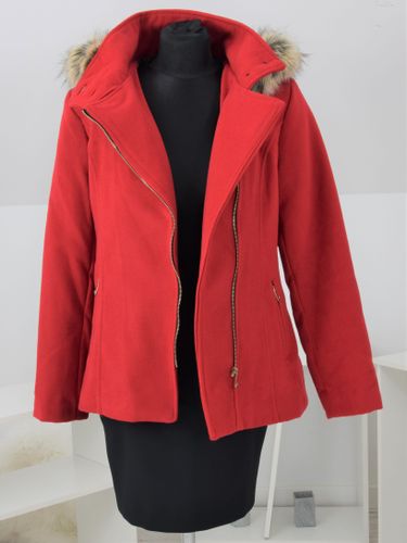 Czerwona kurtka z futrem na Arena.pl