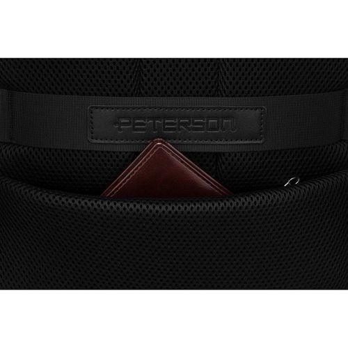 plecak podróżny w czarnym kolorze zawieszony na regulowanych szelkach na Arena.pl