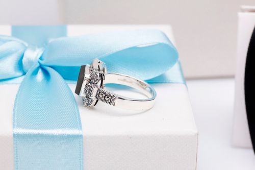 srebrny elegancki pierścionek z onyksem i markazytami na Arena.pl