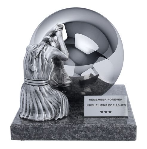 Urna „Smutek” z pogrążoną w żałobie kobietą – artystyczny hołd / Design 1 na Arena.pl