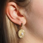 Kolczyki z białymi Perłami w młotkowanym srebrze złoconym