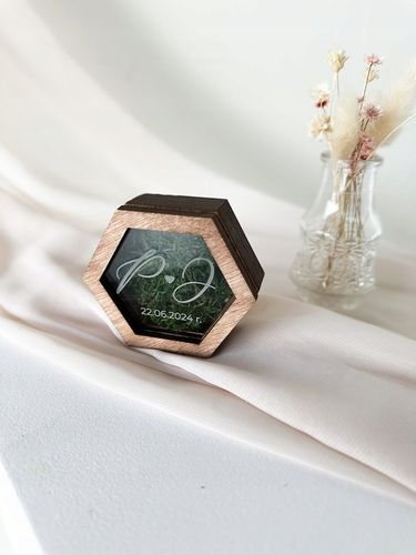 Pudełko, szkatułka na obrączki heksagon z inicjałami, grawerowane, na ślub na Arena.pl