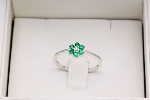 śliczny pierścionek kwiatek ze szmaragdami i diamentem w białym złocie na Arena.pl