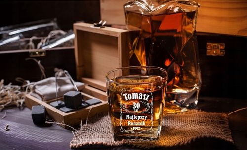 KARAFKA 2 SZKLANKI GRAWER DO WHISKY PREZENT DZIEŃ MĘŻCZYZNY URODZINY 18-99 na Arena.pl