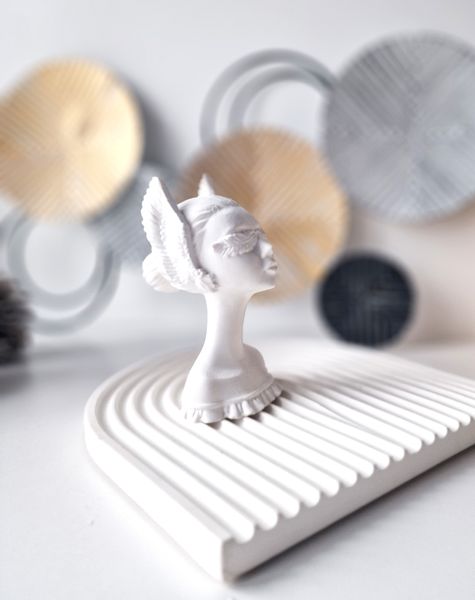 Figurka kobiety - Justice white zdjęcie 1