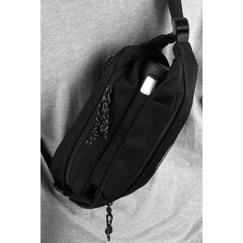 pojemna nerka męska z poliestru w czarnym kolorze zamykana suwakiem na Arena.pl