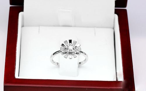 pierścionek kwiatek z diamentem białe złoto 585 na Arena.pl