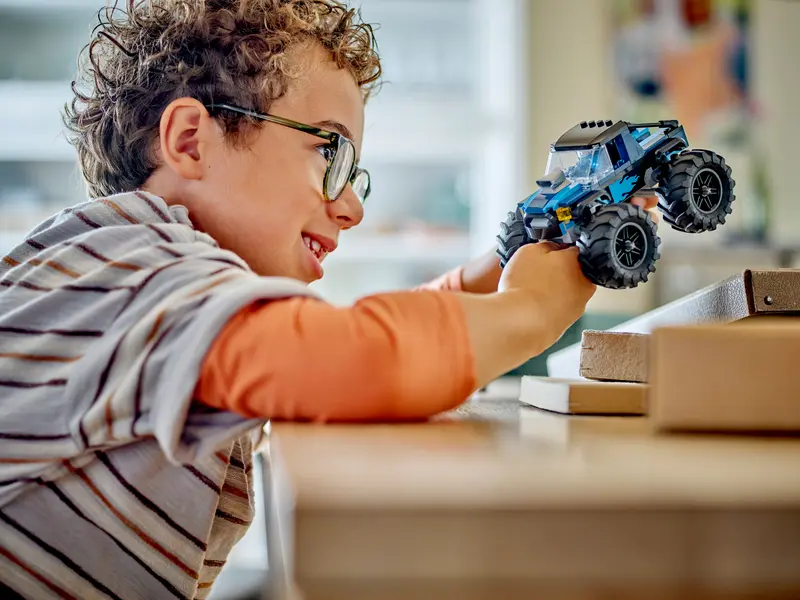 LEGO City Niebieski Monster Truck 60402 – Ekscytująca jazda i akrobacje! zdjęcie 7