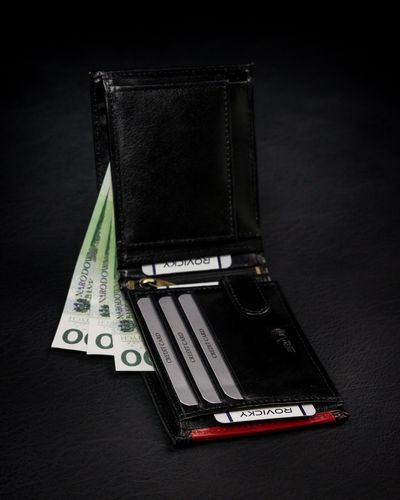 cienki portfel męski z naturalnej skóry licowej ze schowkiem na suwak na Arena.pl