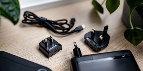 Ładowarka sieciowa z zestawem adapterów Newell GaN Tech T-power 140 W na Arena.pl