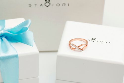 pierścionek nieskończona miłość z różowego i białego złota z diamentami na Arena.pl