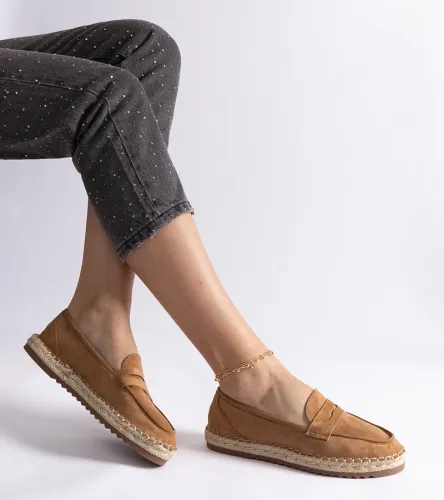 Karmelowe wsuwane espadryle na platformie Venera 39 na Arena.pl