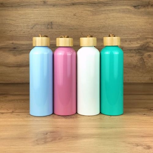 Błękitna butelka aluminiowa z bambusową zakrętką z Twoim nadrukiem na Arena.pl