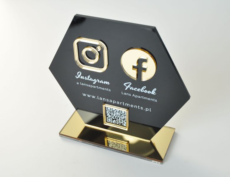 Czarna statuetka z plexi z nadrukiem UV i złotymi elementami zdjęcie 4