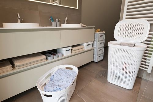 Kosz na Pranie Bieliznę 60L Curver Pojemnik do Łazienki z Kalpą Pokrywą na Arena.pl