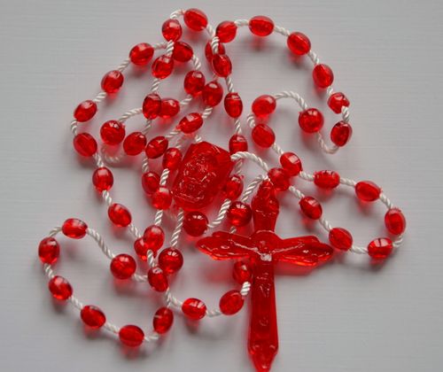 Różaniec na sznurku plastik czerwony na Arena.pl