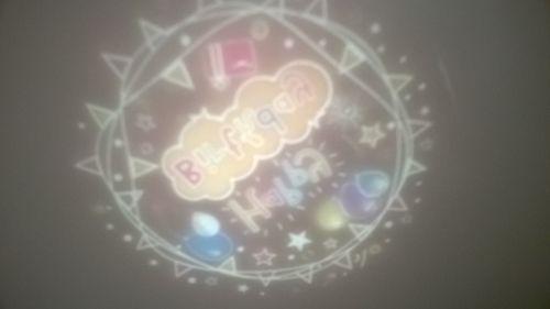 Lampka nocna z projektorem i zegarem - ecru/beż na Arena.pl