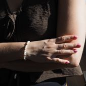 Bransoletka - Perły białe, hematyt złoty i srebro złocone