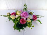 Stroik na grób 75x54 cm – chryzantemy, róże, zielone czosnki, stokrotki