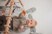 Stojak edukacyjny BABY GYM z 4 zawieszkami -naturalna zabawka dla niemowląt