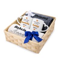 Kosz prezentowy dla babci i dziadka: kubki z nadrukiem i ręczniki z haftem