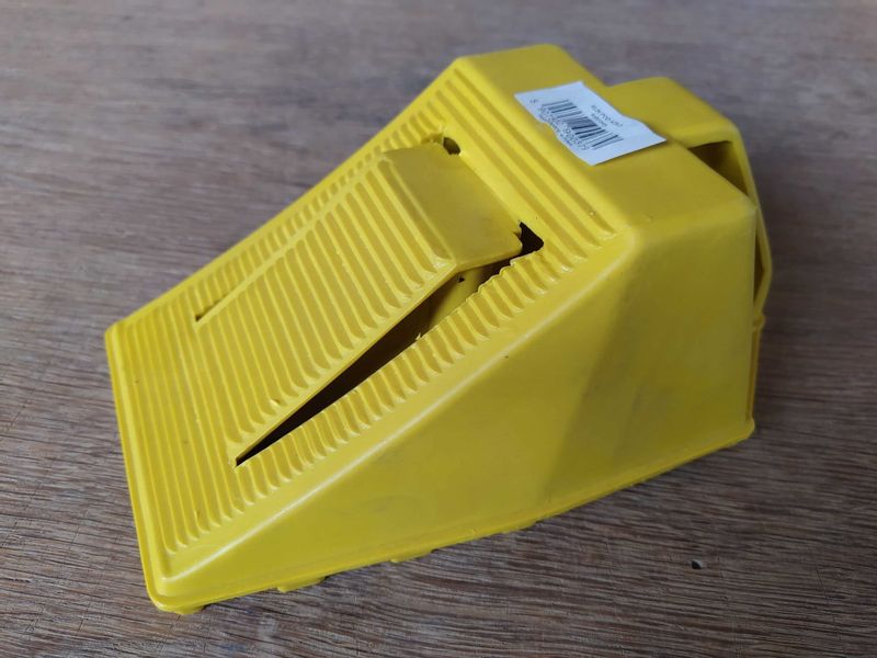 Klin blokada pod koła  9cm żółty zdjęcie 2