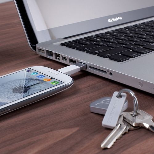 BlueLounge KII klucz ładowarka microUSB biała na Arena.pl