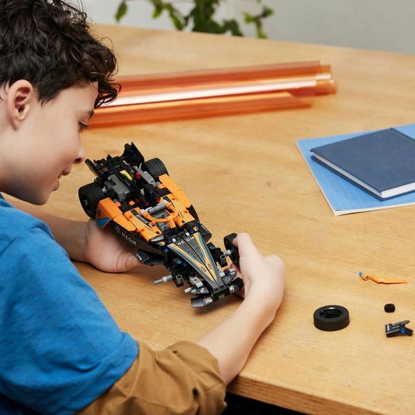 LEGO 42169 Technic NEOM McLaren Formula E Race Car zdjęcie 15