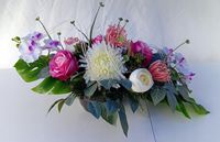 Dekoracja nagrobna z róż i storczyków – pastelowa kompozycja