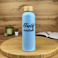 Błękitna butelka aluminiowa z bambusową zakrętką z Twoim nadrukiem