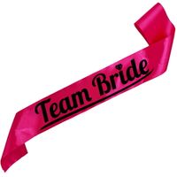 Team Bride - różowa szarfa z czarnym nadrukiem