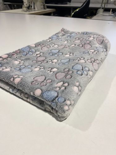 koc polarowy 100x70 cm łapy ciemne na Arena.pl