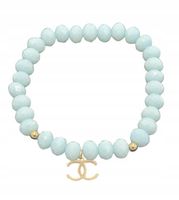 Bransoletka z miętowych koralików z zawieszką podwójne C w kolorze złotym