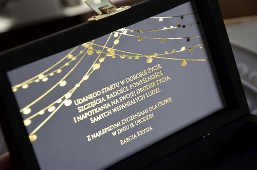 Pudełko na Pieniądze Prezent na 18 urodziny OSIEMNASTKA CZARNE BIAŁE na Arena.pl