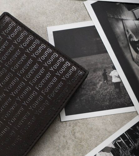 skórzany portfel zdobiony monogramem - forever young na Arena.pl