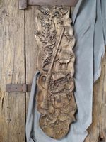 PŁASKORZEŻBA DREWNIANA OBRAZ SYMBOLE MYŚLIWSKIE Z JELENIEM