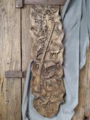 PŁASKORZEŻBA DREWNIANA OBRAZ SYMBOLE MYŚLIWSKIE Z JELENIEM