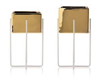 Dwie doniczki Mizu Gold White złote ceramiczne glamour na stojakach