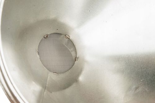 Lejek do paliwa metalowy krzywy z sitkiem na Arena.pl