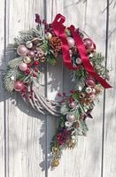 Wianek świąteczny 40 cm z bordową wstążką i dzwonkami – elegancka dekoracja