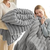 PUSZYSTY GRUBY KOC WYTŁACZANE PASKI MIĘKKI PLED NARZUTA 200x220cm PREMIUM