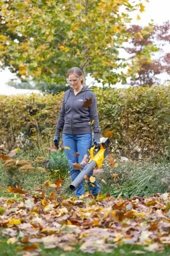 STIGA BL 300E DMUCHAWA AKUMULATOROWA ZESTAW 2X 4 AH 500 W 43 M/S 3 KG zdjęcie 3