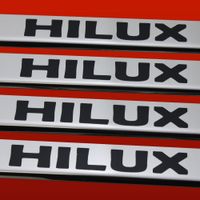 Listwa progowa TOYOTA HILUX MK7 Stal nierdzewna 304 połysk z czarnymi liter