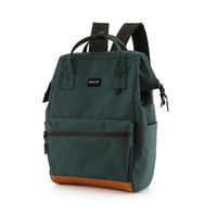 pojemny plecak damski w ciemno zielonym kolorze zawieszony na regulowanych