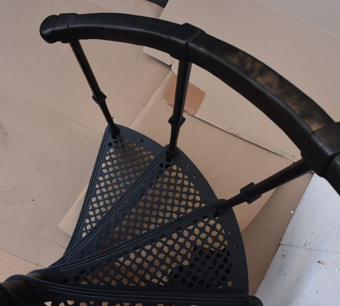 SCHODY KRĘCONE FI 1,36 M - WZÓR NR 3 - 1 TRALKA NA STOPNIU ŻELIWNE zdjęcie 6