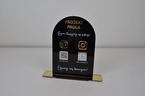 Tabliczka social media z plexi z nadrukiem UV i złotymi elementami na Arena.pl