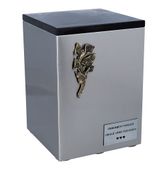 Pojemnik odpowiedni na kapsułę z krematorium Calla Lily / Tabliczka