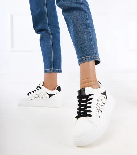 Białe sneakersy z czarnymi wstawkami na platformie Remmi 38 na Arena.pl